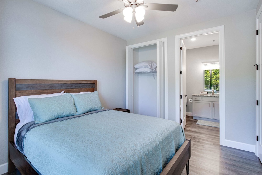 Osage Beach Lakefront Condo with Swimming Pool and Stunning Lake Views