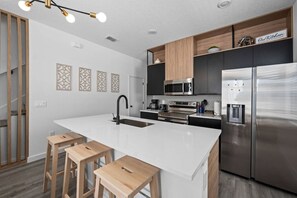 Fridge, microwave, oven, stovetop - Gated Community  - Near Disney (Kissimmee)