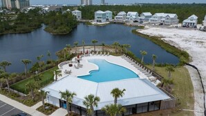 Ein Resort mit großem Pool, Strandvillen und einer Marina.