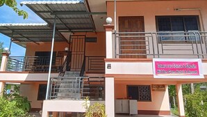 A two-story building with a sign for Hidden Gem Hotel & Resort. - Hidden Gems  (Thung Song)