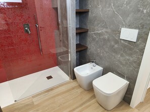 Dusche, Haartrockner, Bidet, Handtücher