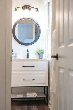 Interior - SPRING SALE | The Cottage- Walk2 Main St - Pkg (Blowing Rock)