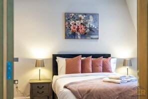 2 habitaciones, escritorio y tabla de planchar con plancha 