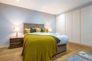 2 bedrooms, desk, iron/ironing board, travel cot - Charming Home in the heart of Mayfair (London)