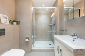Shower, hair dryer, towels - Charming Home in the heart of Mayfair (London)