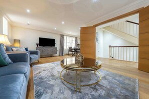 テレビ、書斎 / ワークスペース