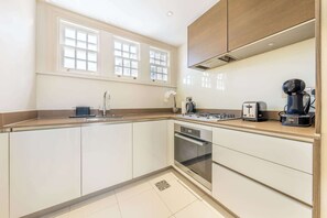 Réfrigérateur, four à micro-ondes, un four, surface de cuisson