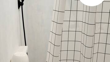 Apartamento família | Banheiro | Chuveiro, toalhas de banho, sabonete, shampoo