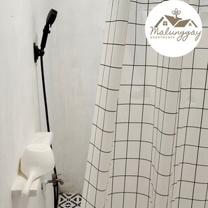 Family Apartment | Bathroom | Shower, towels, soap, shampoo - Malunggay Apartments (Mariveles)