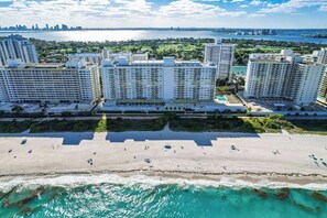 On the beach - OceanFront Luxury Penthouse 2BR with Free Parking (Miami Beach)