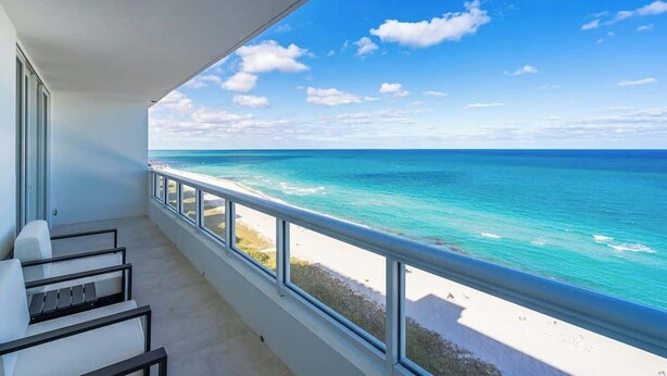 Un balcone con vista sull'oceano e sulla spiaggia.