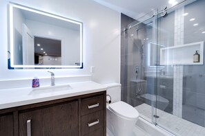 Shower, hair dryer, towels, soap - Luxury waterfront cottage in Peterborough (Peterborough)