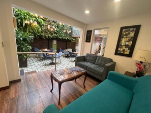 32-inch Smart TV with satellite channels, TV - Hotel Boutique Quinta Camacho (Bogotá)