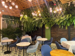 Desayuno buffet los fines de semana (COP 30000 por persona)