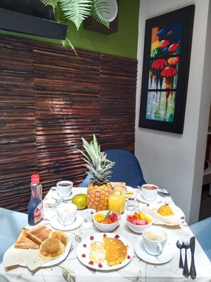Café da manhã com buffet mediante uma taxa nos fins de semana