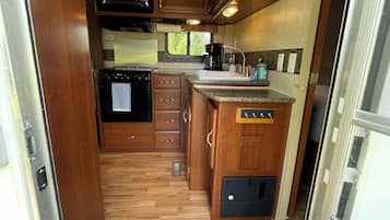 雪櫃、微波爐、焗爐、爐具