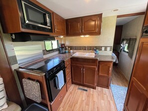 Kühlschrank, Mikrowelle, Ofen, Herdplatte