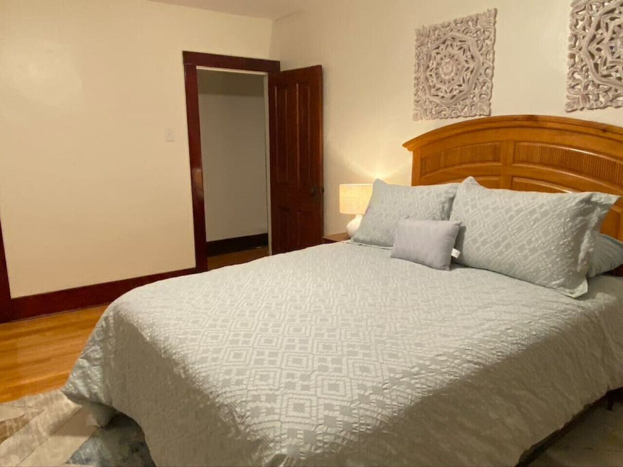 3 bedrooms, desk, iron/ironing board, travel crib