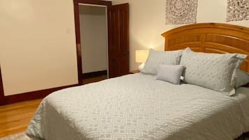 3 bedrooms, desk, iron/ironing board, travel crib