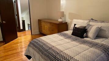 3 間睡房、書桌、熨斗/熨衫板、可攜式嬰兒床