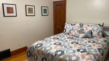 3 bedrooms, desk, iron/ironing board, travel crib