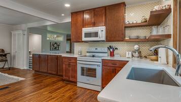 Refrigerador, microondas, horno, placa de cocina