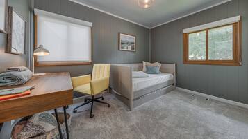 3 bedrooms, desk, iron/ironing board, free WiFi
