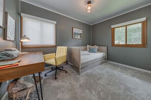 3 bedrooms, desk, iron/ironing board, free WiFi