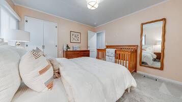 3 bedrooms, desk, iron/ironing board, free WiFi