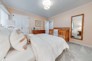 3 bedrooms, desk, iron/ironing board, free WiFi - Beautiful 3BR Home Near Lake MI (Sheboygan)