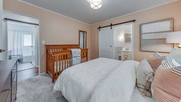 3 bedrooms, desk, iron/ironing board, free WiFi