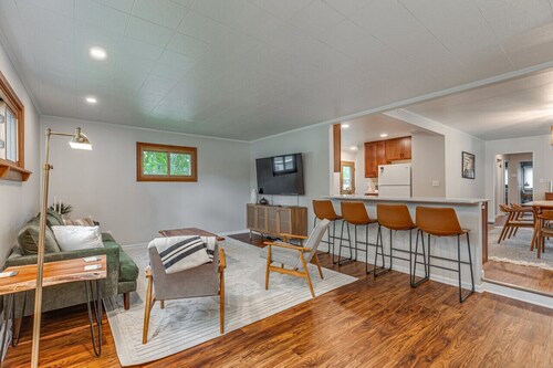 Beautiful 3BR Home Near Lake MI
