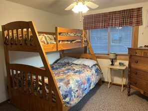 2 chambres, bureau, accès au Wi-Fi (inclus), literie fournie