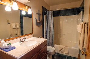 Deluxe-Penthouse, Blick auf den Jachthafen | Badezimmer | Kostenlose Toilettenartikel, Haartrockner, Handtücher, Seife
