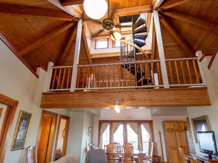 Deluxe Penthouse, Marina View | Living area | 32-inch flat-screen TV with satellite channels