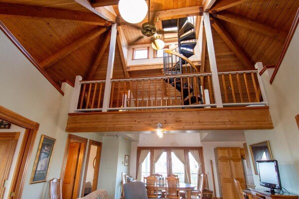 豪華套房, 海濱風景 | 客廳 | 32 吋平面電視連衛星電視頻道