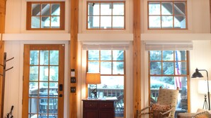 Un loft spazioso con soffitti alti, travi in legno e ampie finestre.