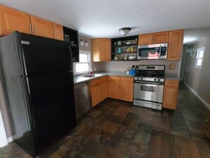 Réfrigérateur, four à micro-ondes, un four, surface de cuisson
