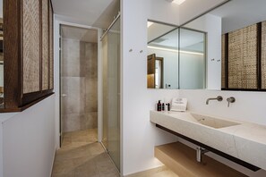 Bruser, hårtørrer, håndklæder, Sæbe