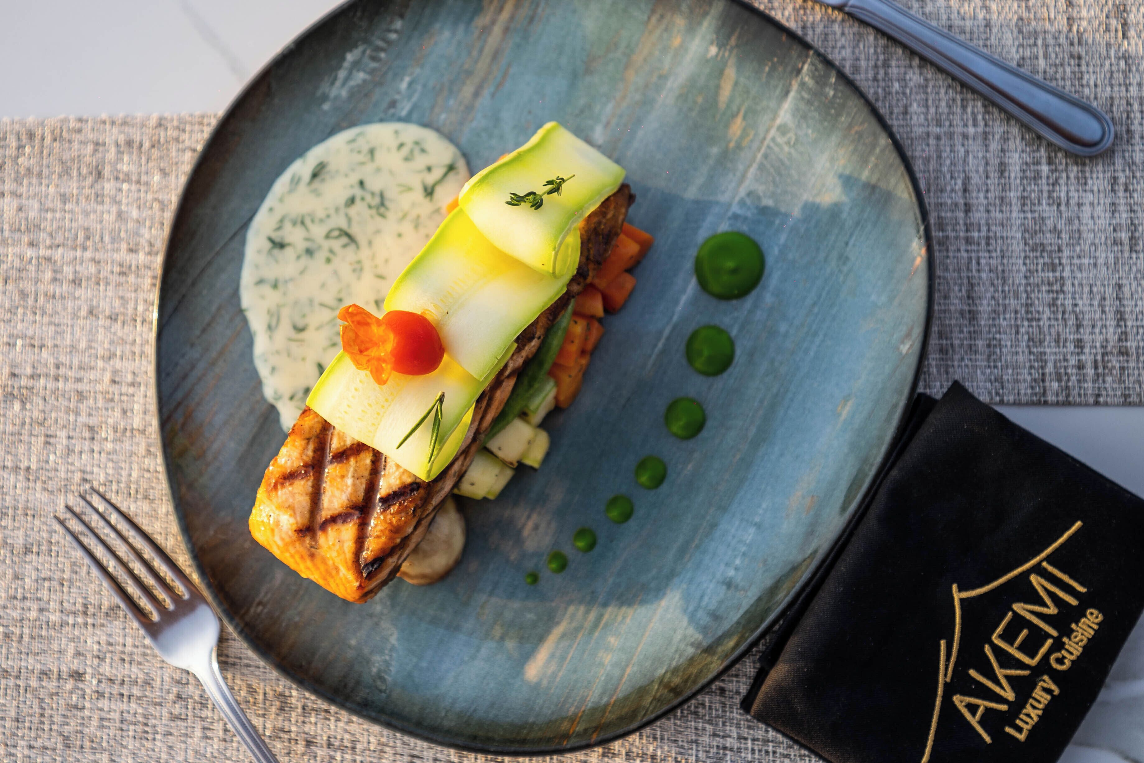 Een bord eten met een vork en een servet op een geribbelde tafelkleed.