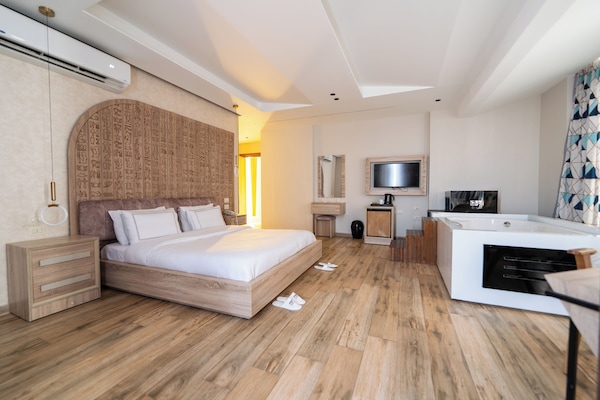 Junior Suite | Premium bedding, memory-foam beds, free minibar, in-room safe