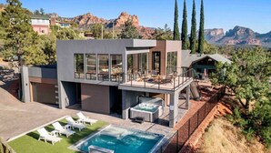 A modern two-story house with a pool, outdoor seating, and a hot tub. - Ultimate Uptown Home Epic Views Private Pool and Spa (Sedona)