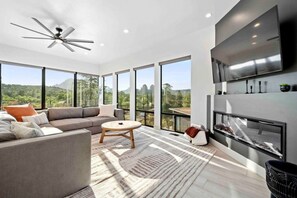 Smart TV, fireplace