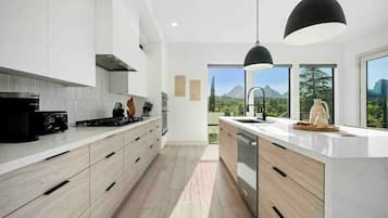 Lemari es, microwave, oven, dan kompor