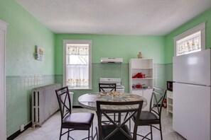 Refrigerador, microondas, placa de cocina, cafetera/tetera