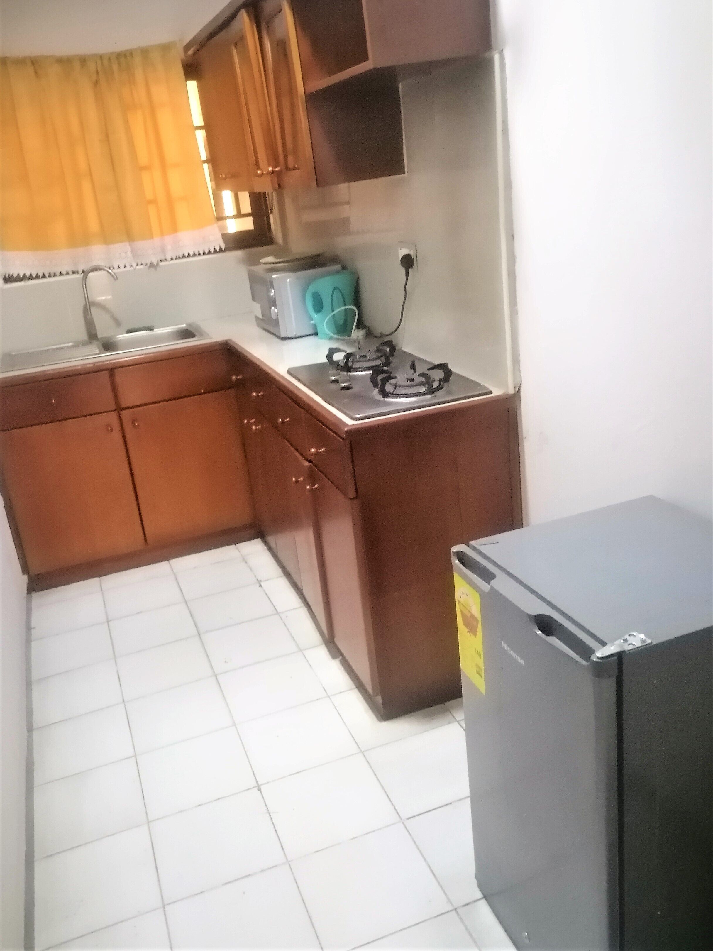 Frigorífico pequeño y microondas (previa solicitud)