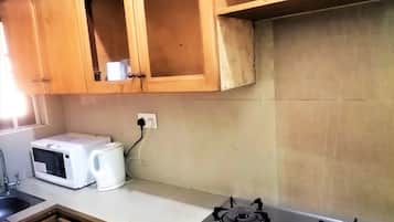 Mini-Kühlschrank, Mikrowelle