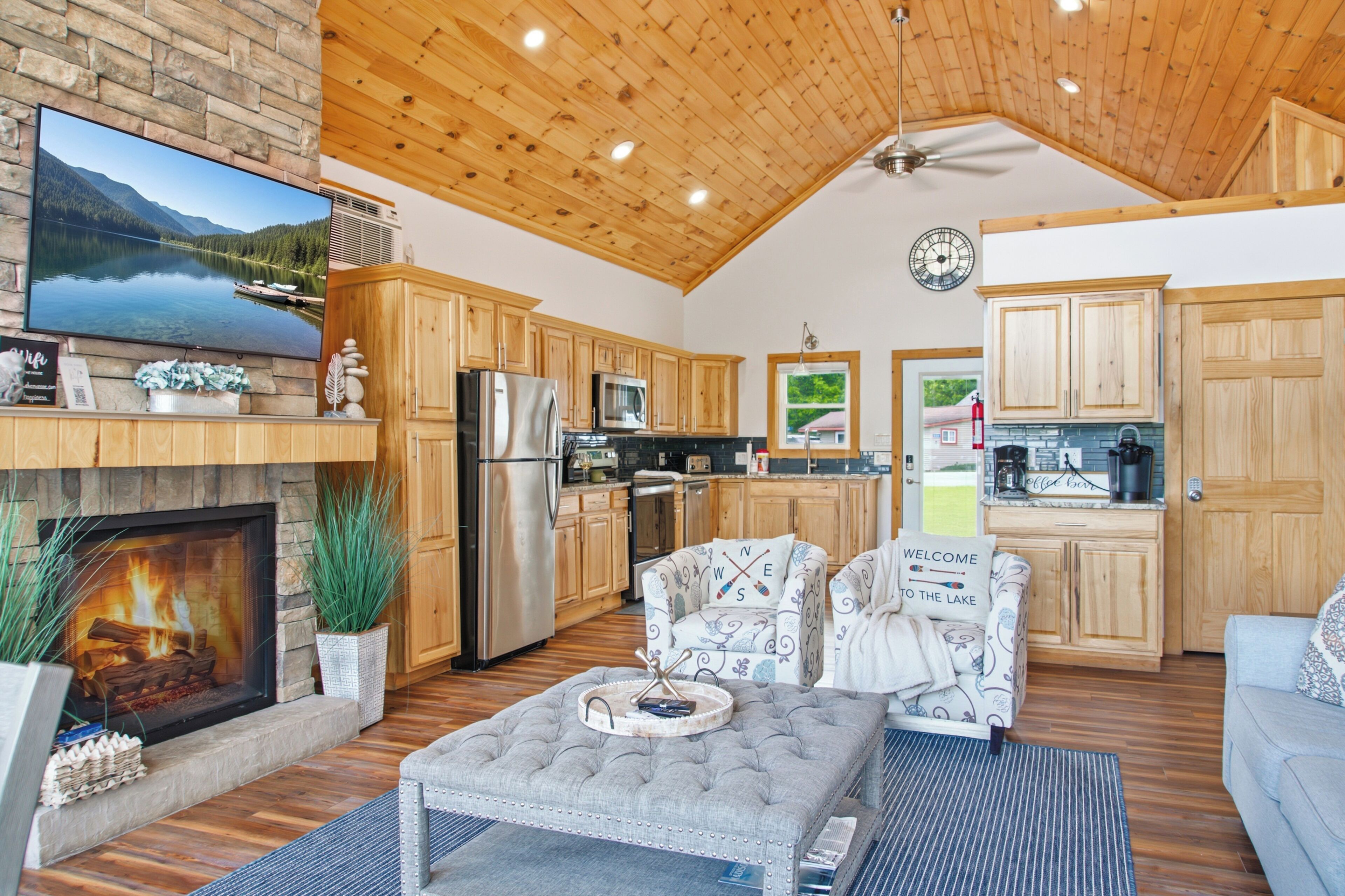 Smart TV, chimenea y libros 