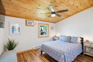 2 bedrooms, iron/ironing board, WiFi (free), bed sheets - 5 Min to Colgate, Sleeps 8, Welcome Wine (Hamilton)