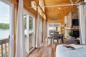 2 bedrooms, iron/ironing board, travel crib, WiFi (free) - 5 Min to Colgate, Sleeps 8, Welcome Wine (Hamilton)
